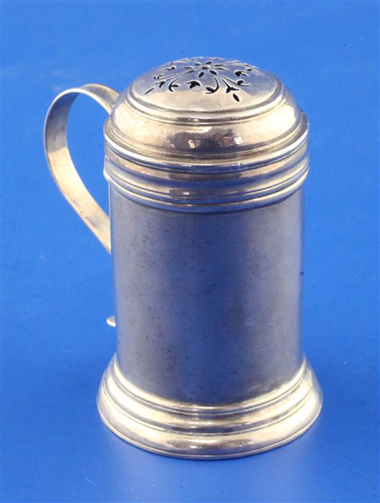 A George I silver kitchen pepper, 60 grams.